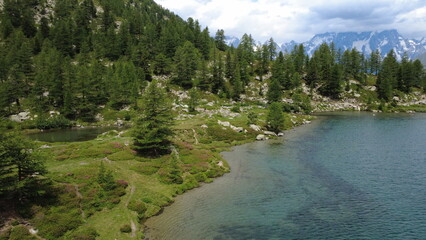 L'incantevole lago di Arpy in Valle d'Aosta, circondato dal verde e dalle montagne.