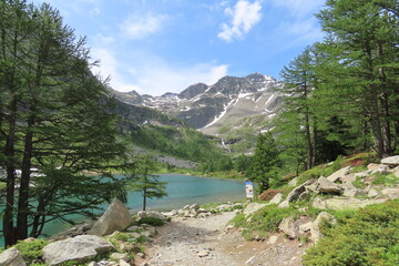 L'incantevole lago di Arpy in Valle d'Aosta, circondato dal verde e dalle montagne.