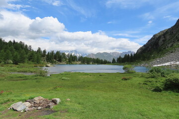 L'incantevole lago di Arpy in Valle d'Aosta, circondato dal verde e dalle montagne.