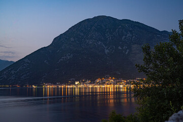 Vue de Perast dans les bouches de Kotor à la tombée de la nuit