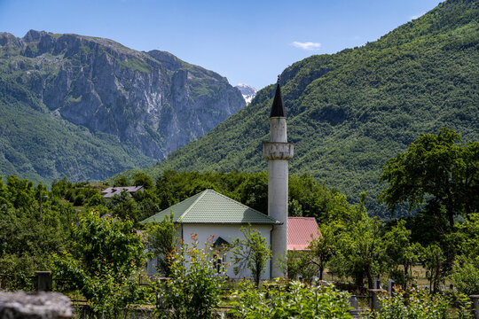 Mosqu&eacute;es et minarets en bois de la r&eacute;gion de Plav, Montenegro
