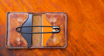 Geldbörse aus Leder im Bontagelook und Bezahlkarten