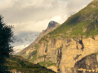 Obraz premium Mountain landscape in the morning at Lahaul, Himachal Pradesh, India. Nature background. High peaks of Indian Himalayas during sunset. Dark clouds over peaks.