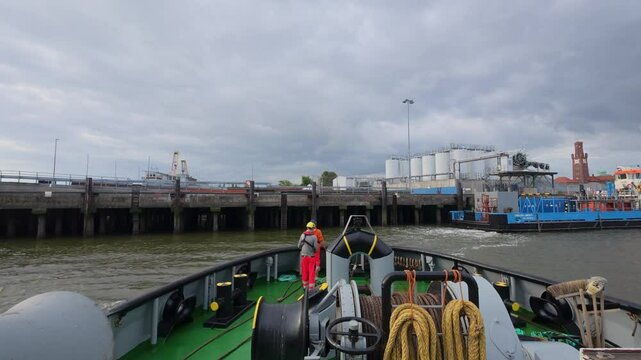 VSP tugboat approaching the berth to pick the pilot up.
Cuxhaven, Lower Saxony, Germany
4K 60fps