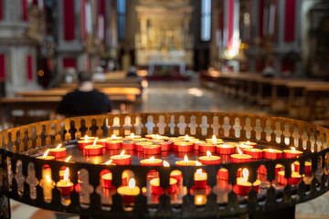 Świeca dziękczynna pamięci w świątyni. Religia