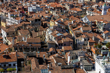 Stare miasto z czerwonymi dachami budynków.  © FotoDax
