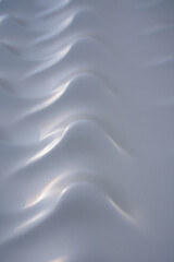Obraz premium Abstract flowing silver waves with soft light reflections and subtle texture