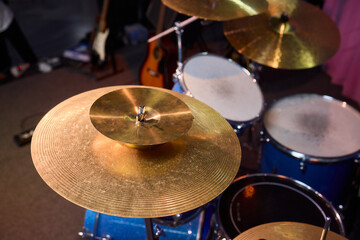 Obraz premium Dynamic and Engaging Drumming Session Featuring a Complete Drum Set and Beautiful Cymbals
