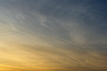 Obraz premium 初夏の空 茜色に染まる夕焼け空04