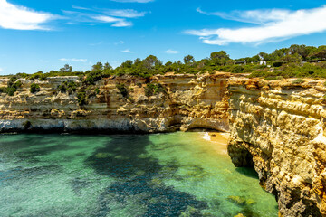 Obraz premium Ein kleiner Strandbesuch in der Bucht Marinha vor der wunderschönen Küsten an der Algarve - Portugal