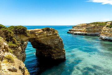 Fototapeta premium Ein kleiner Strandbesuch in der Bucht Marinha vor der wunderschönen Küsten an der Algarve - Portugal