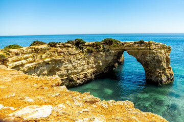 Ein kleiner Strandbesuch in der Bucht Marinha vor der wunderschönen Küsten an der Algarve -...