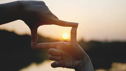 Photography and imagination of hand perspective photography, sunset light in the evening