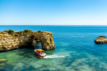 Ein kleiner Strandbesuch in der Bucht Marinha vor der wunderschönen Küsten an der Algarve -...
