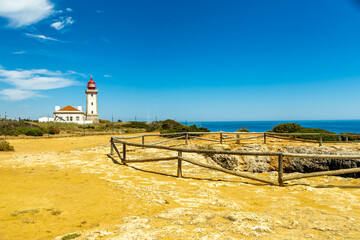 Ein kleiner Strandbesuch in der Bucht Marinha vor der wunderschönen Küsten an der Algarve -...