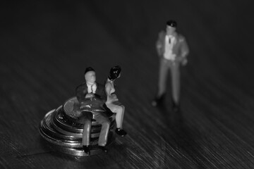 miniaturas plasticas de pessoas, vestindo roupas sociais como executivos, em espaco vazio, piso de...