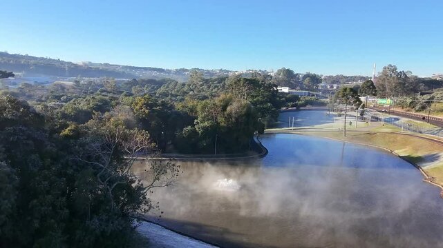 paisagem com geada e nevoa no lago pela manha 