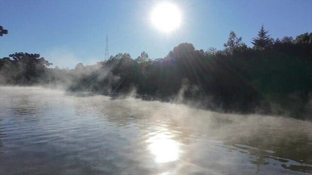 paisagem com geada e nevoa no lago pela manha 