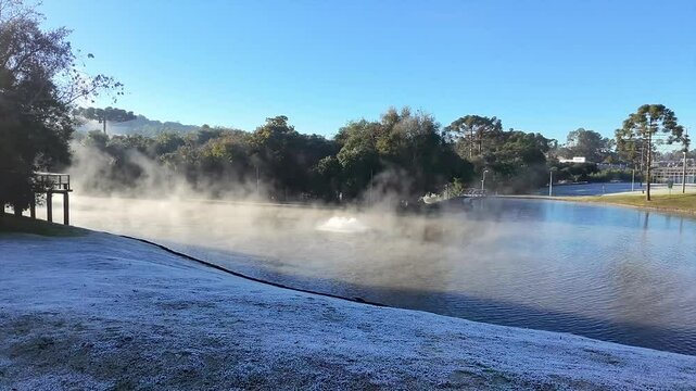 paisagem com geada e nevoa no lago pela manha 