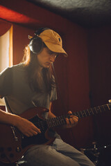 Obraz premium Musician playing electric guitar in recording studio