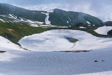 鳥海山御浜小屋から雪解けの鳥海湖