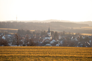 Sonnenaufgangsstimmung mit Blick auf die Gemeinde Wehrheim im hessischen Hochtaunuskreis in Deutschland 
