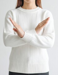 バツのポーズをする人