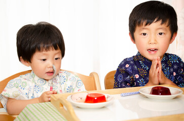 ゼリーを食べる子供