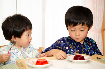 ゼリーを食べる子供