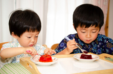 ゼリーを食べる子供