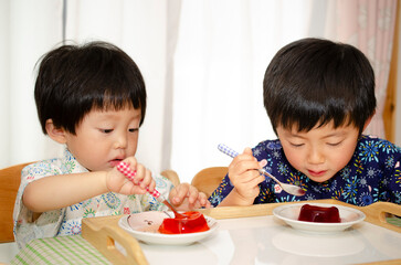 ゼリーを食べる子供
