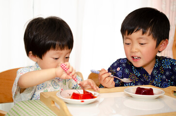 ゼリーを食べる子供