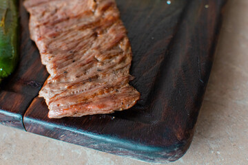 Pedazo de arrachera en una tabla de madera