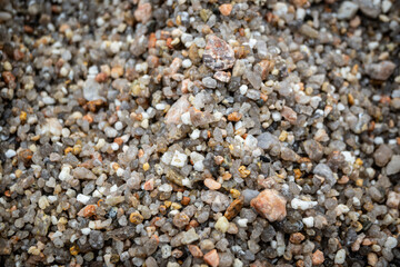 muchas piedras pequeñas en la costa