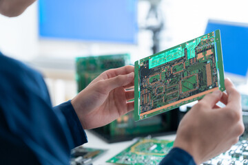 基盤を検査する若い男性エンジニア