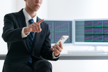 投資をする若いビジネスマン