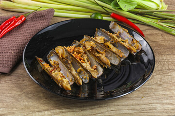 Steamed razor mollusk with lemongrass