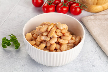 Canned white beans in the bowl