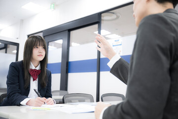学生の面談や個別指導、進路指導の塾などのイメージ