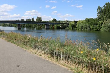 Le pont neuf sur le fleuve la Seine, ville de Mantes la Jolie, département des Yvelines, France