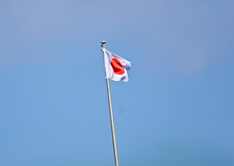 風になびく日本国旗