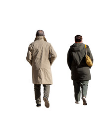 Vue de dos d’un homme senior et d’une femme adulte marchant en automne, manteau beige et parka...
