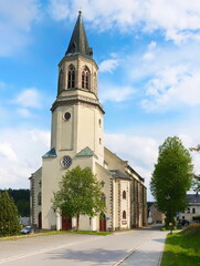 Fototapeta premium Evangelisch-lutherische Stadtkirche in Johanngeorgenstadt im Frühjahr