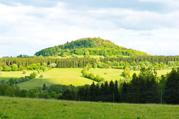 Blick zum Geisingberg von Hirschsprung aus im Frühjahr