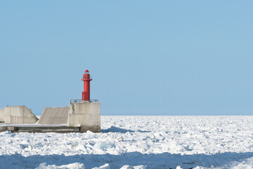 冬の北海道　オホーツク海の流氷と青空 © kino