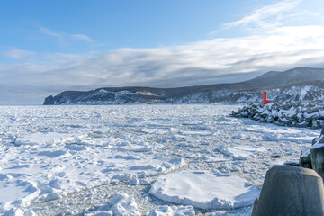 冬の北海道　オホーツク海の流氷と青空 © kino