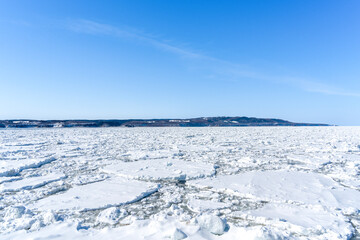 冬の北海道　オホーツク海の流氷と青空 © kino