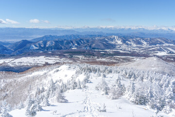 Obraz premium 快晴の雪山と足跡