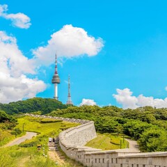 Obraz premium Namsan Tower and Seoul City Wall