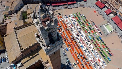 Siena, Toscana, Italia - 06/18/2025: Auto d'epoca esposte in Piazza del Campo durante la...